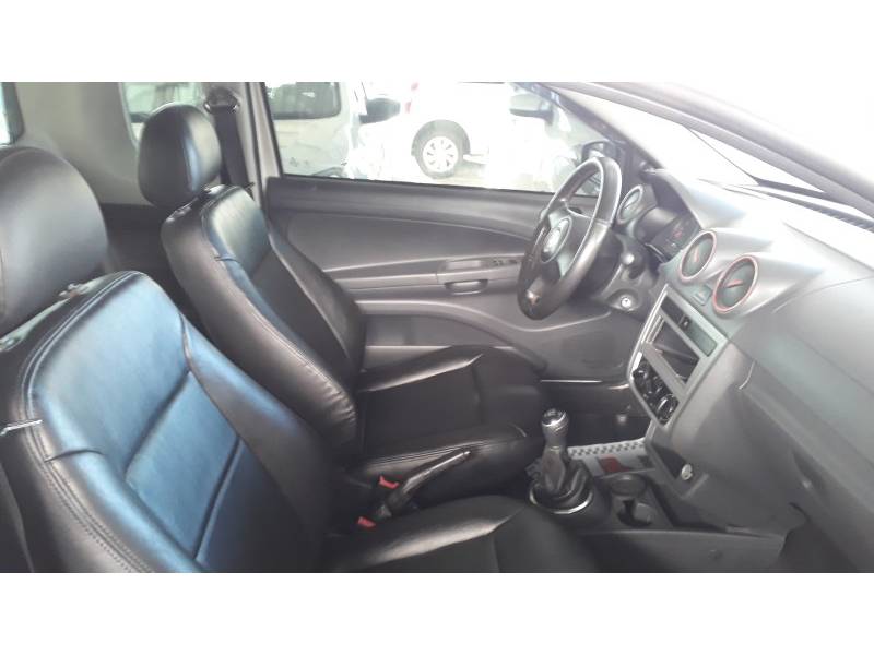 VOLKSWAGEN - SAVEIRO - 2013/2014 - Branca - R$ 48.500,00